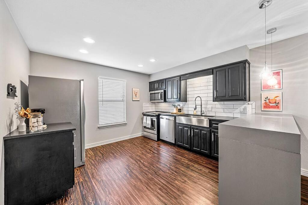 Luxe Condo In City Center Waco Luaran gambar
